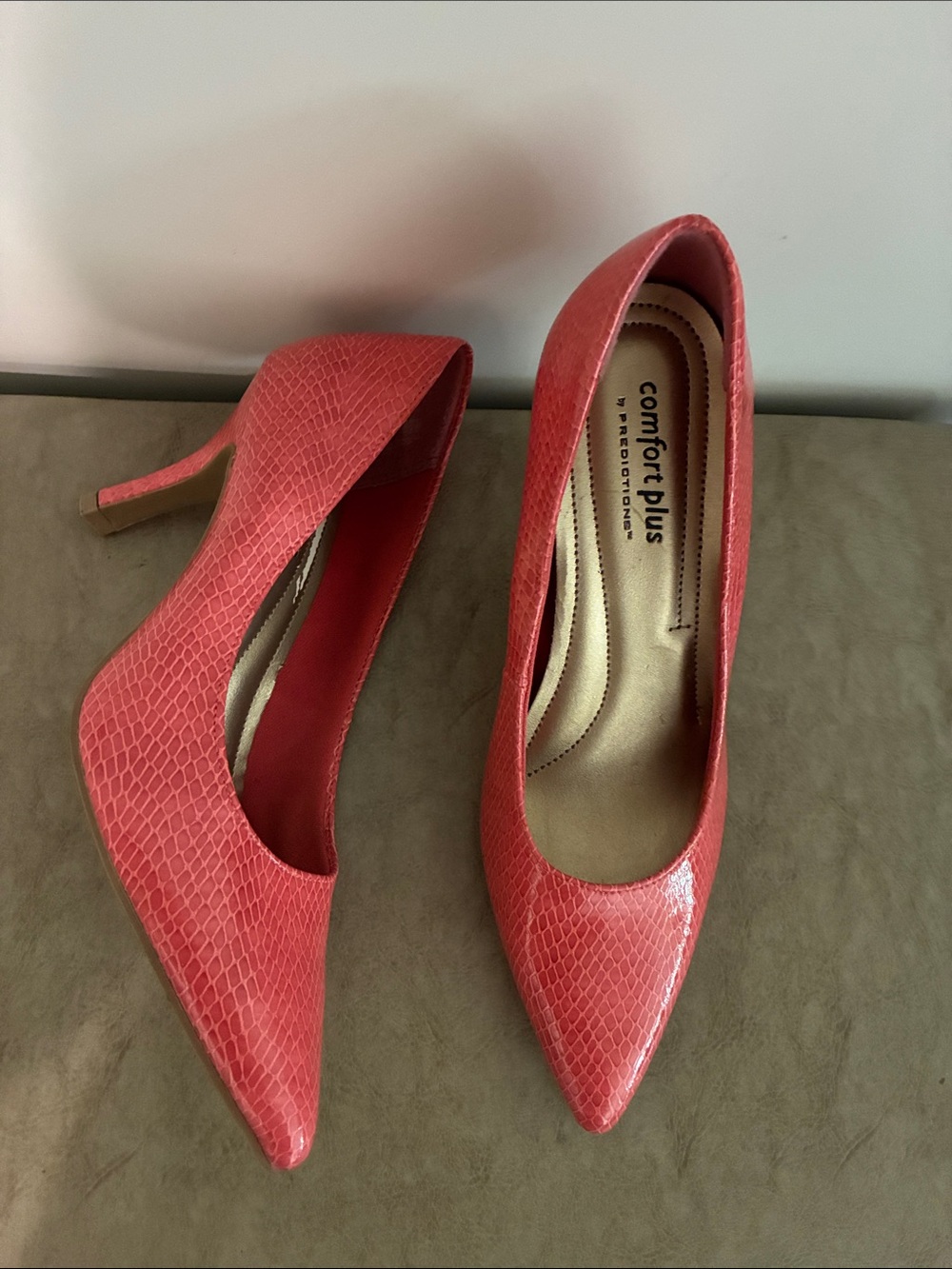 comfort plus by Predictions Coral-Red Snake-Texture Pointed Pumps